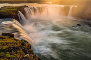 Piękny „Wodospad Bogów”, Goðafoss, na północy Islandii.