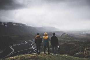 Spür die Kraft von Mutter Erde auf einer Tour ins abgelegene Hochland Islands.