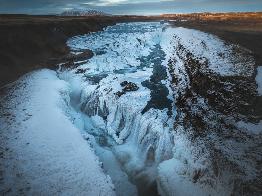 La chute d'eau de Gullfoss est magnifique en hiver en Islande