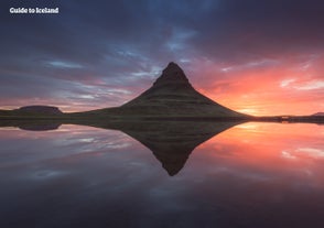 Kirkjufell, na zdjęciu o zachodzie słońca, góra znana z serialu HBO.