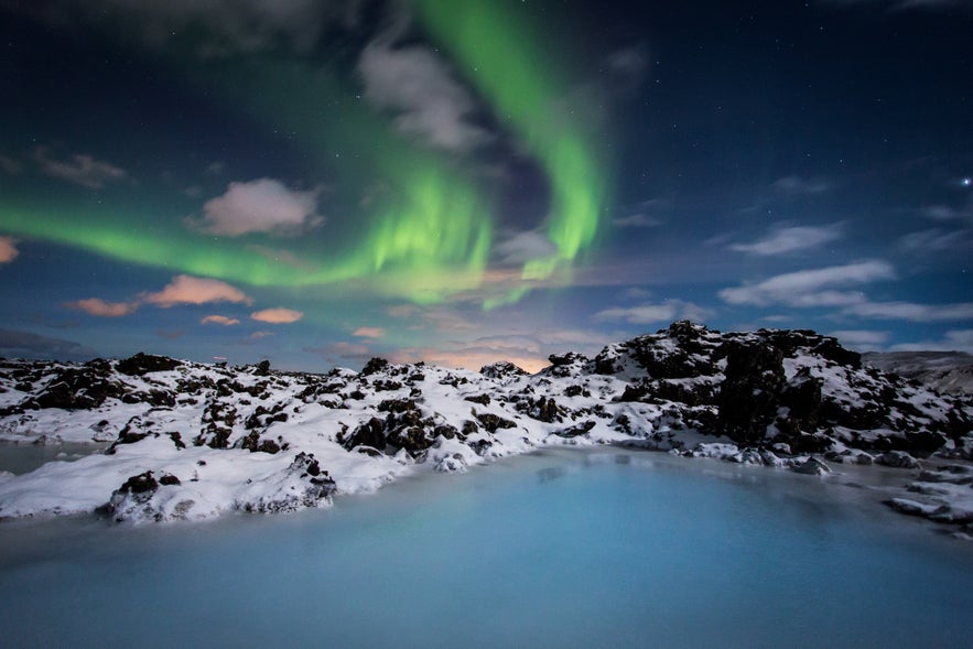 De Blue Lagoon met het noorderlicht in de winter