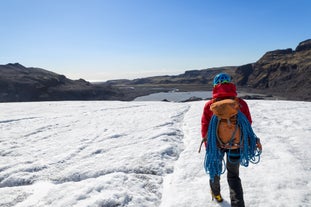 Una donna cammina sul ghiaccio del ghiacciaio Vatnajokull in Islanda.