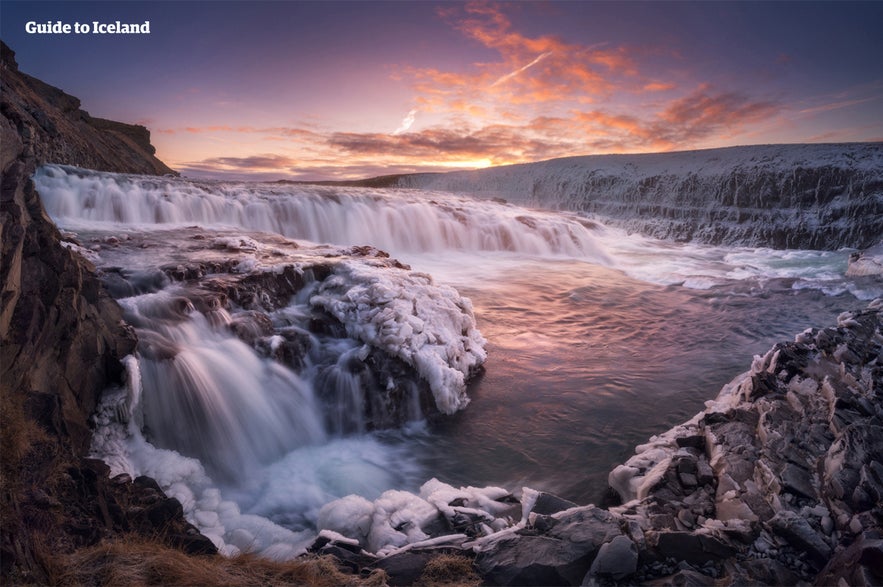 La chute d'eau de Gullfoss au coucher du soleil en hiver