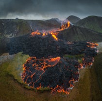 Lava fundida fluye desde un volcán activo en la Península de Reykjanes durante una erupción en Islandia.