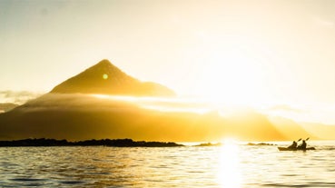 从Berufjordur峡湾远眺Bulandstindur山壮丽的日落景观。