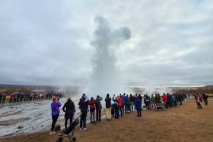 ゲイシール地熱地帯のストロックル間欠泉は、数分おきに熱湯を空高く噴き上げる。